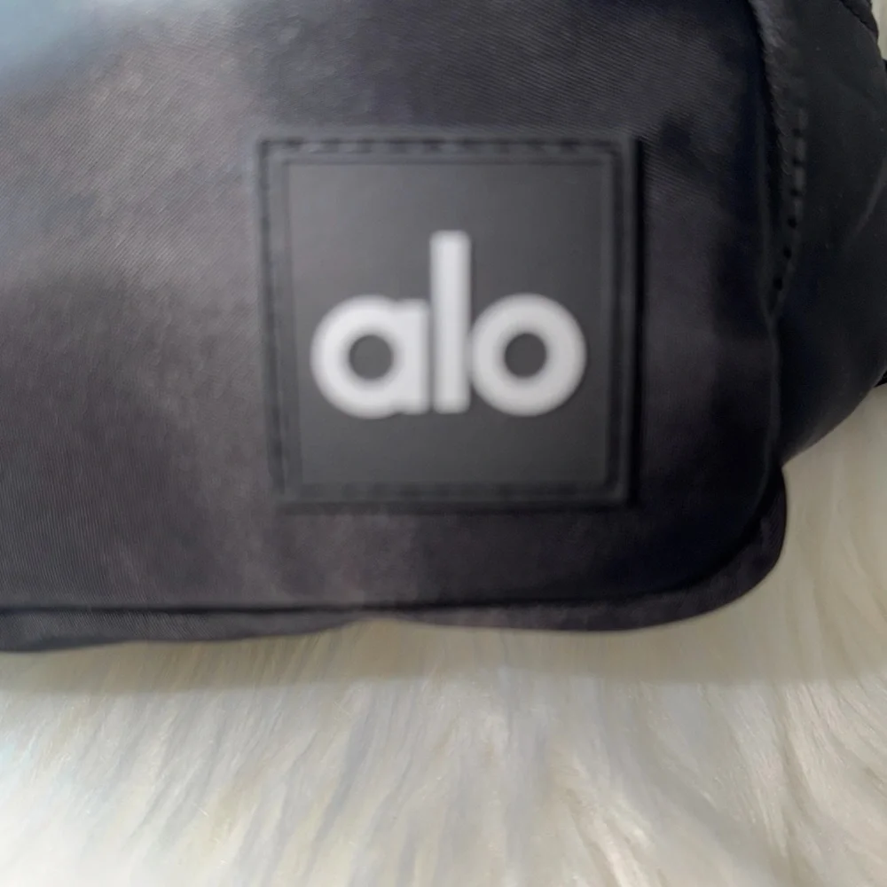 ALO Yoga Sleek Black Belt Bag - Picture 2 of 10